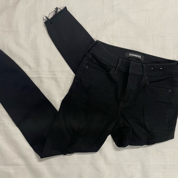 NWOT Express black jeans, ankle leggings, mid rise, frayed ankles & rips size 2 - Picture 2 of 5